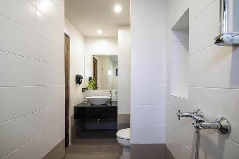 Bathroom 5, Olive Tree Hotel Pattaya, Sattahip
