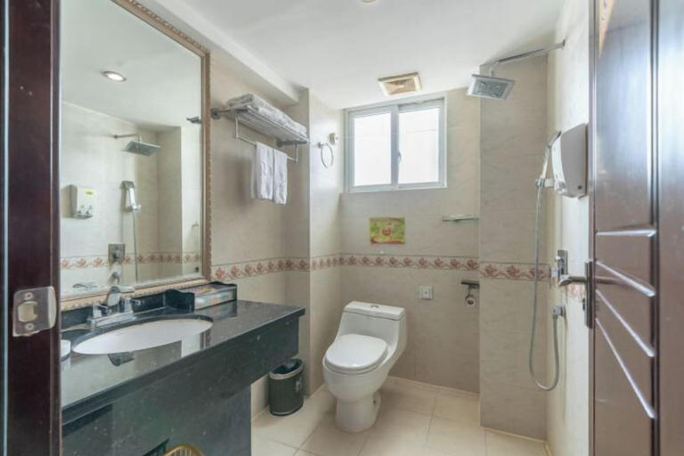 Bathroom 5, Ling Nan International Hotel, Guilin