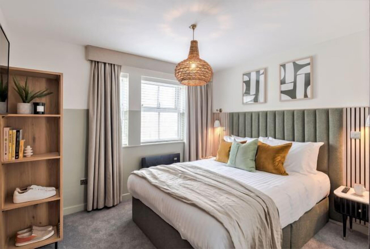 Room 4, Your Apartment Two Bed Apartment with Balcony, London