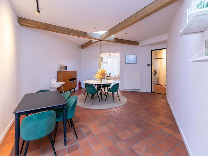 Dining 4, Holiday Home in the Heart of Hasselt, Limburg