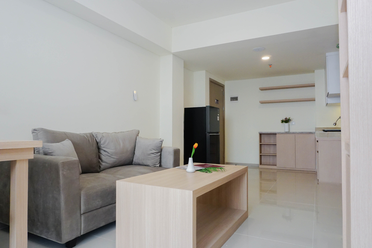Living Room 4, Neat 3BR for 4 Pax at Meikarta District 2 Apartment By Travelio, Cikarang