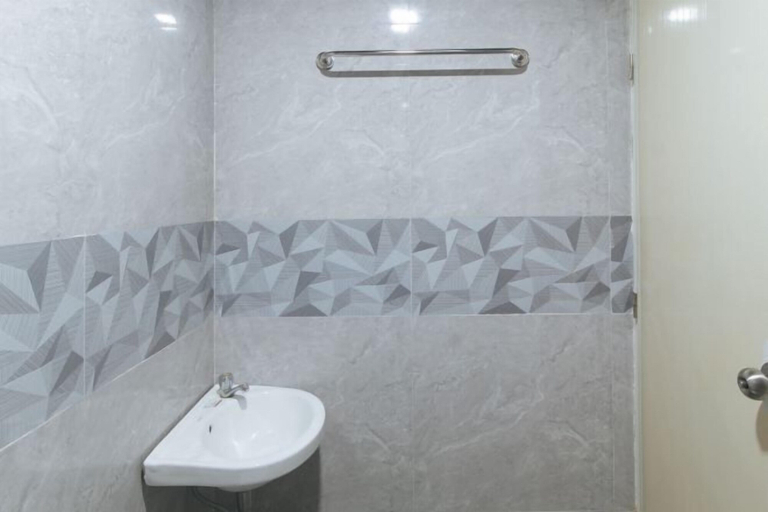 Bathroom 3, RedDoorz @ Alaminos Pangasinan, Alaminos City