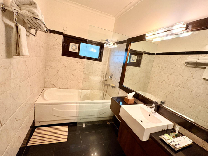 Bathroom 4, Indraprastha Resort - Centrally Heated Rooms & Spa, Chamba