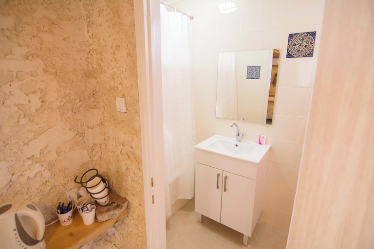 Bathroom 4, Kfar Hanokdim A GREEN ISLAND IN THE DESERT