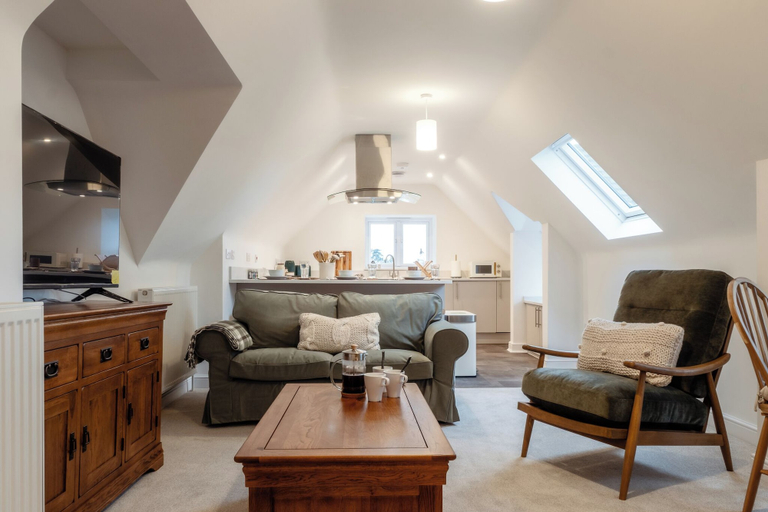 Living area 4, Beautiful 2 Bedroom Apartment in Malvern, Worcestershire