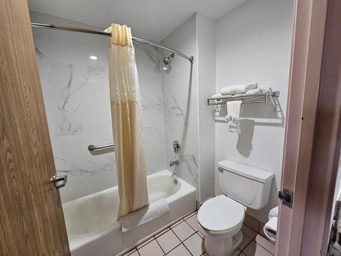 Bathroom 4, Days Inn by Wyndham Blythe, Riverside