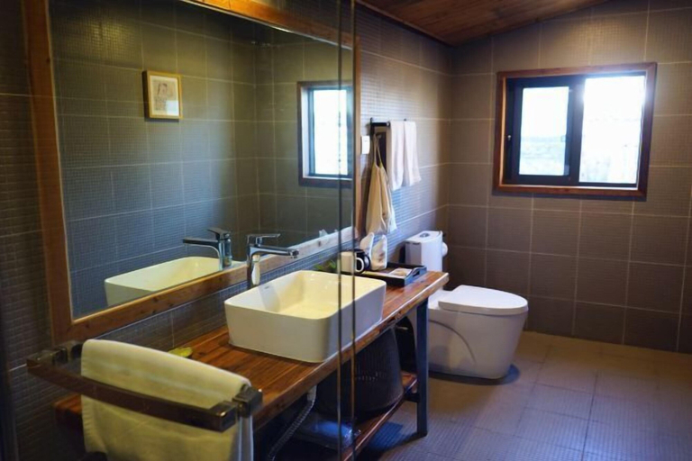 Bathroom 5, Yanshe Inn, Huangshan