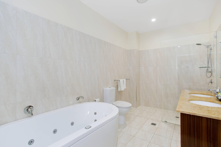 Bathroom 5, Quality Hotel Regent Rockhampton, Rockhampton