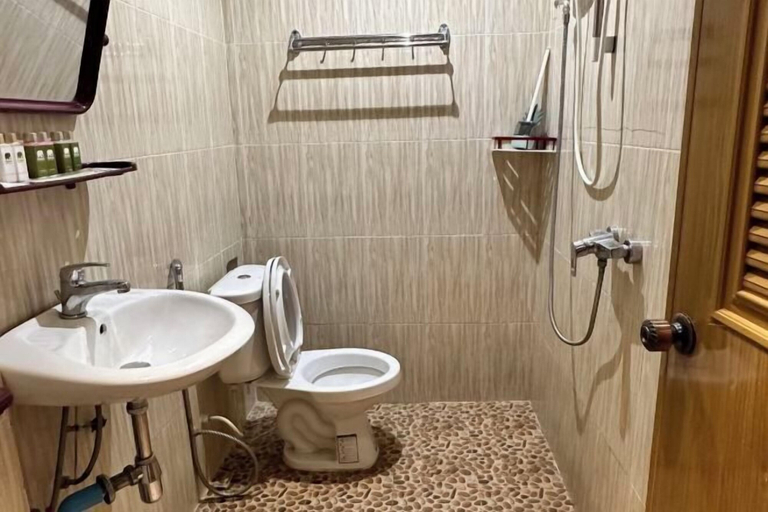 Bathroom 3, Hawaii Lounge, Sihanoukville