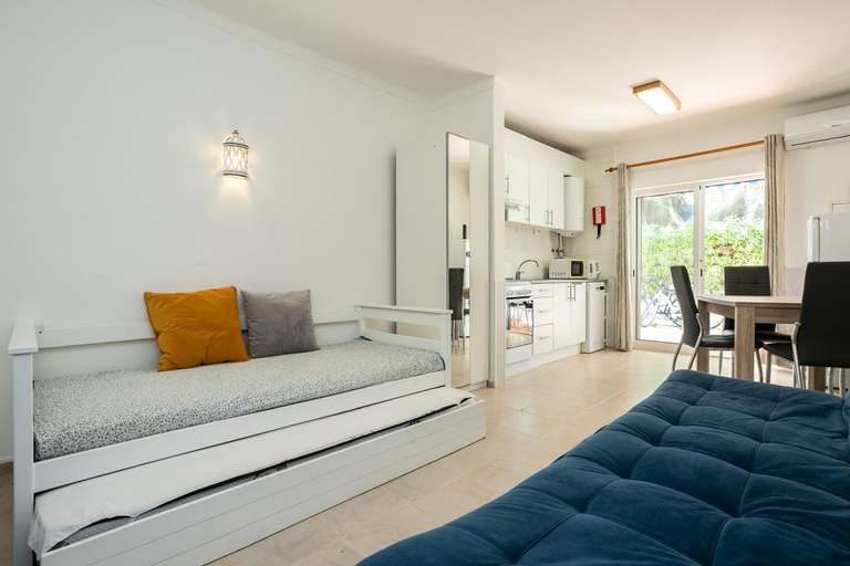 Room 2, Nice Terrace and Pool Alvor Flat, Portimão