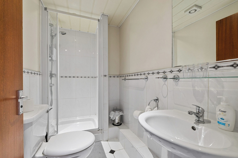 Bathroom 3, Invicta Hotel, Plymouth