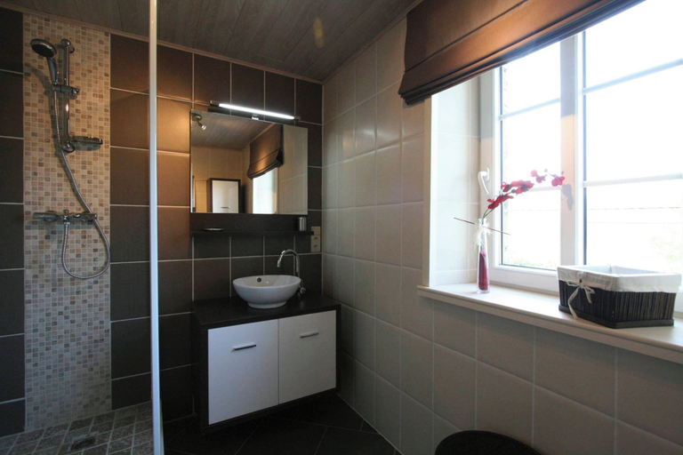 Bathroom, Sunny Garden Cottage, Alle, Namur