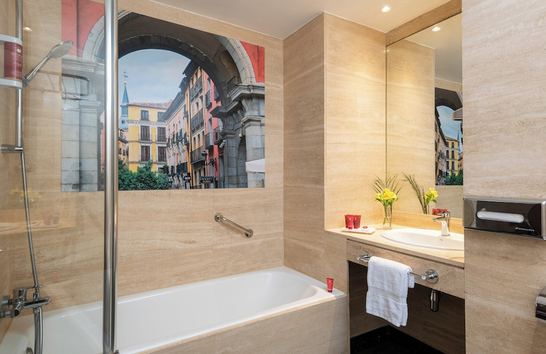 Bathroom 4, Leonardo Hotel Madrid City Center, Madrid