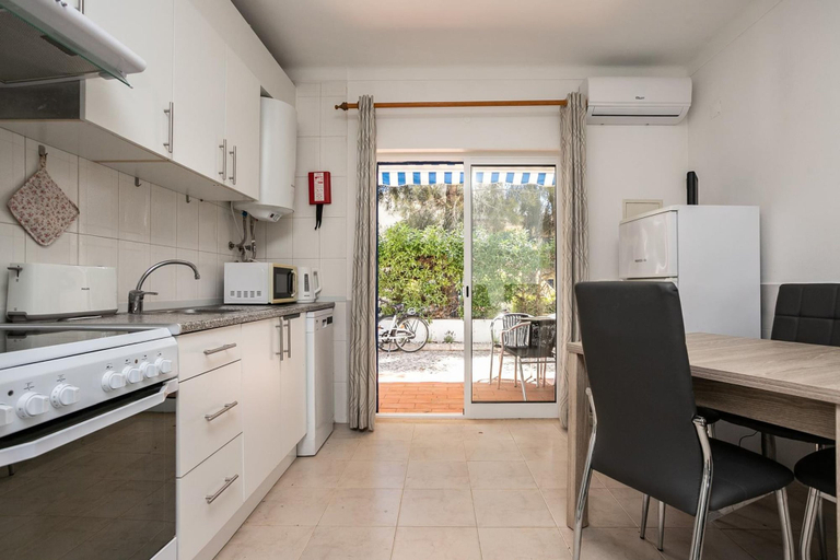 Room 5, Nice Terrace and Pool Alvor Flat, Portimão