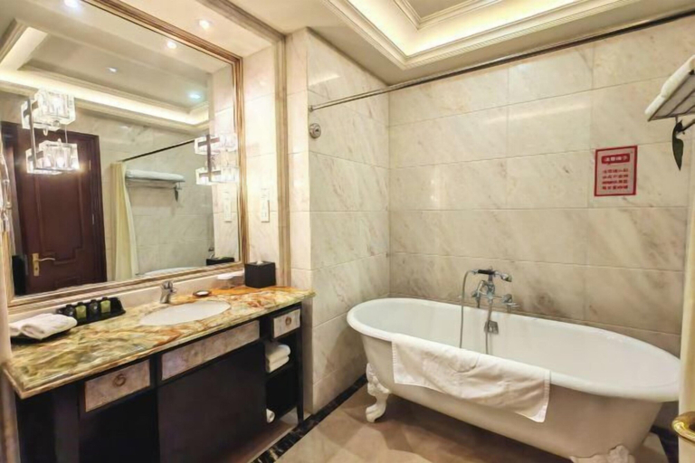 Bathroom 4, Ramada Plaza by Wyndham Tian Lu Hotel Wuhan, Wuhan