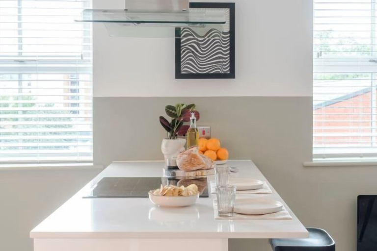 Room 5, Your Apartment Two Bed Apartment with Balcony, London