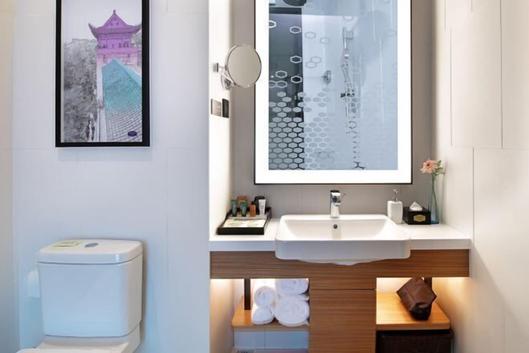 Bathroom 3, Hampton by Hilton Wuhan Tianhe Airport East, Wuhan
