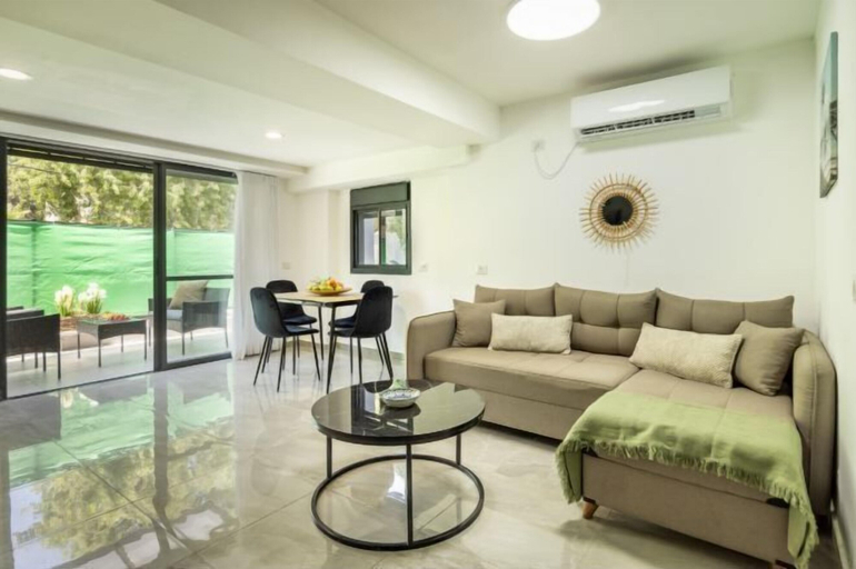 Room 4, Bahai Gardens Serenity Apartment