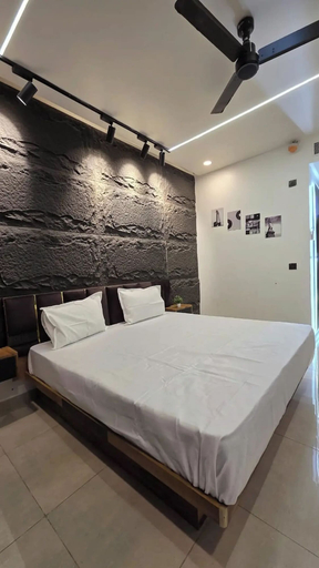 Room 2, Omex Hazratganj, Lucknow