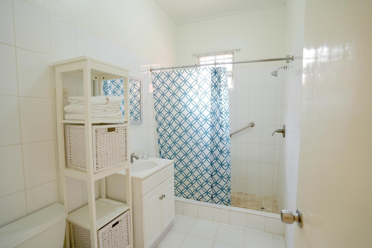 Bathroom 3, Worthing Court Apartment Hotel