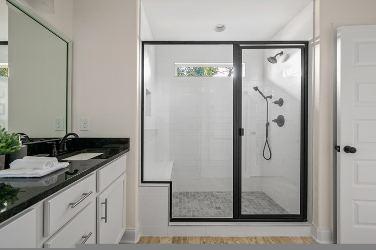 Room 2, 1 King 2 Queens Garage Yard Washer Dryer, Davidson