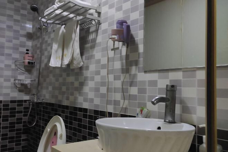 Bathroom, Hefeng Hotel, Xuancheng