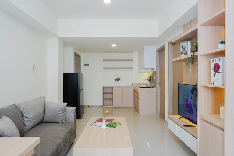 Living Room 3, Neat 3BR for 4 Pax at Meikarta District 2 Apartment By Travelio, Cikarang
