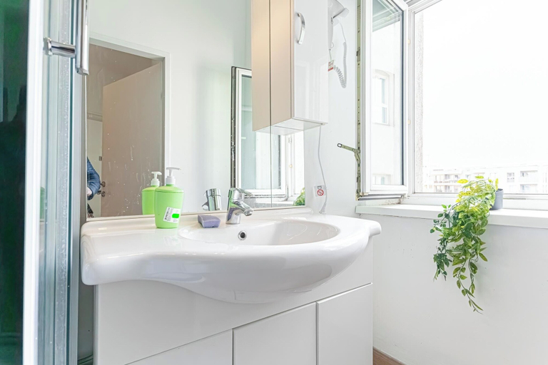 Bathroom 5, Modern 1BR Near U3 Station & Danube, Wien