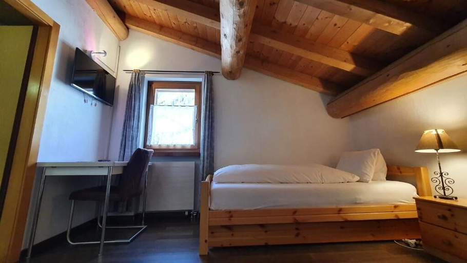 Bedroom 5, Hotel Suretta, Hinterrhein