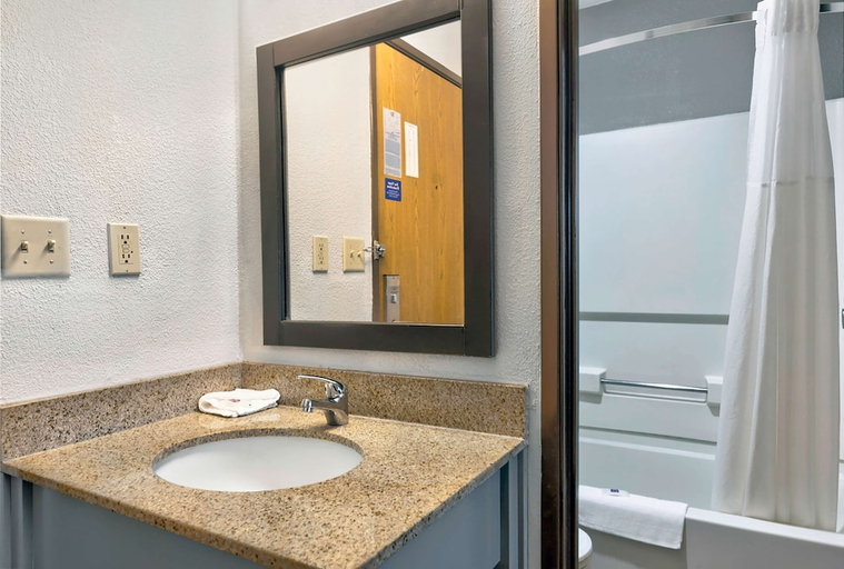 Bathroom 3, Motel 6 Cedar Rapids, IA - Airport, Linn