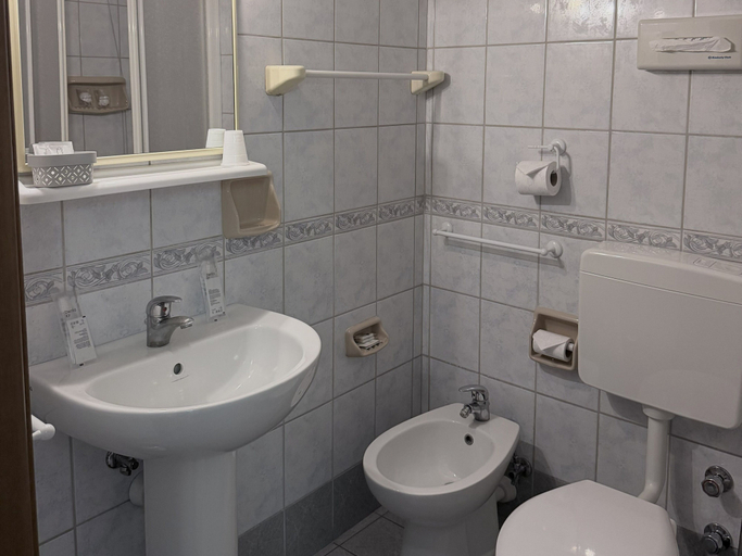 Bathroom 2, Hotel Giada, Torino