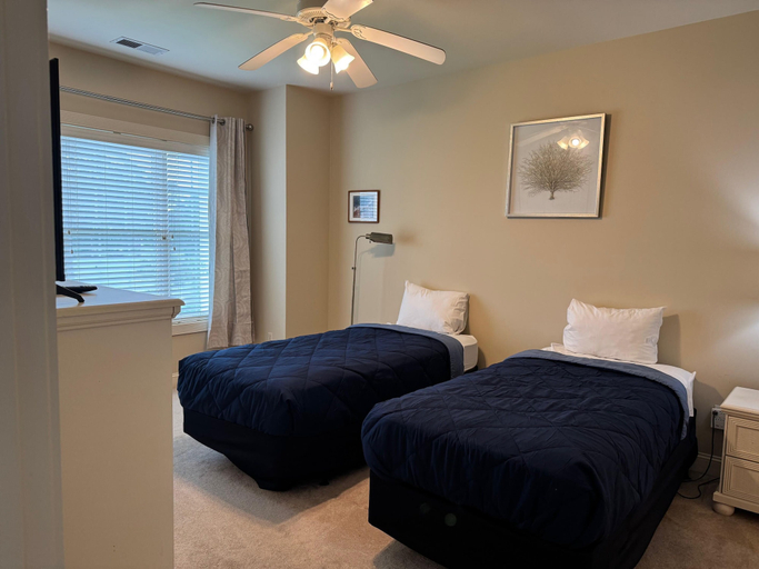 Interior 2, Magnolia Pointe Luster Leaf 4894-301, Horry