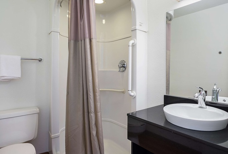 Bathroom 4, Motel 6 Pueblo, CO - I-25, Pueblo