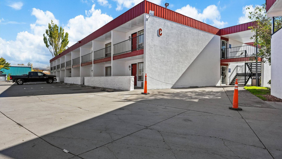 Exterior & Views 2, Red Arrow Inn & Suites, a Travelodge by Wyndham, Montrose