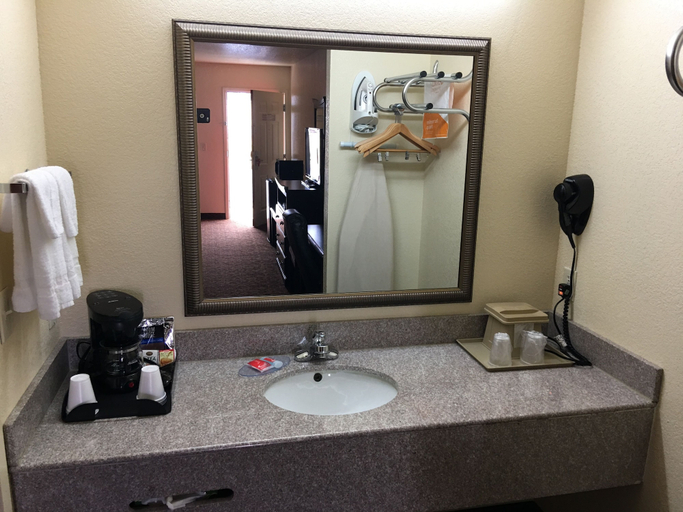 Bathroom 3, The Magnolia Hotel Searcy, White