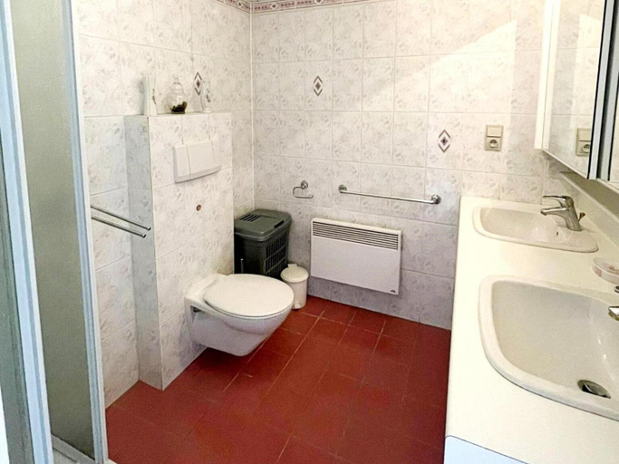 Bathroom 2, Apartment in Epernay Square with Sea View, West-Vlaanderen