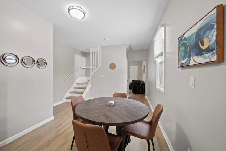 Dining, Short North 2br, 2 Kings and Free Parking, Franklin