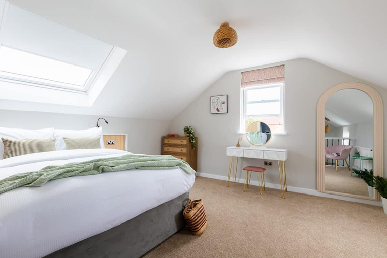 Room 2, Ivy Mews - Converted Barn in Popular Village, North Yorkshire