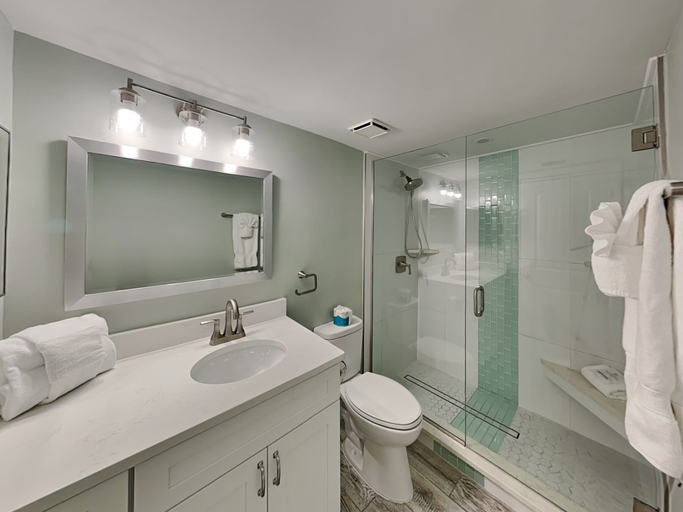 Bathroom 3, Castle Beach 303, Lee