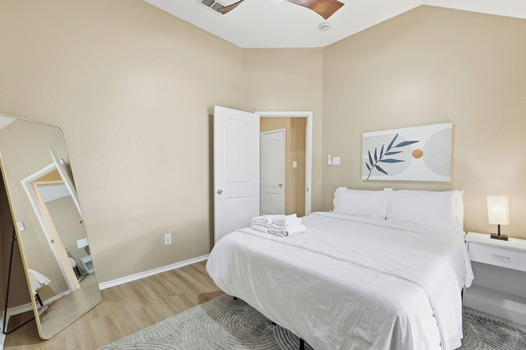 Room 2, Modern 4B Retreat with Pool in Frisco, Collin