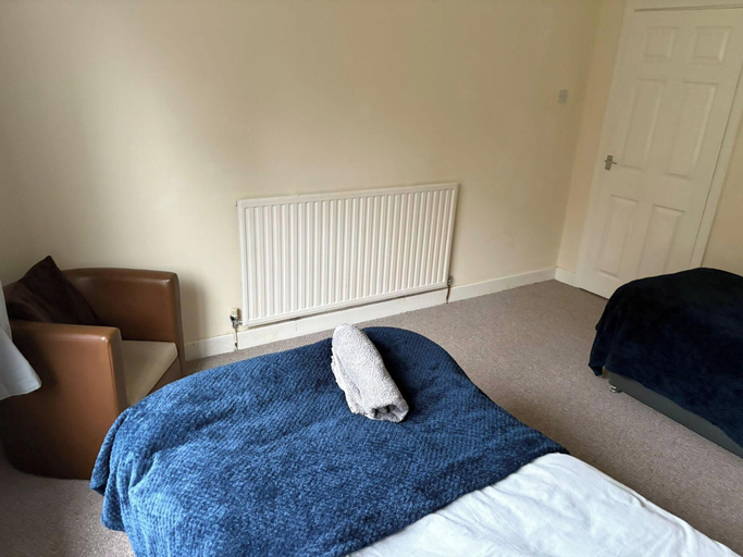 Room 4, Wolves Retreat Sleeps 7 With Garden Parking, Wolverhampton
