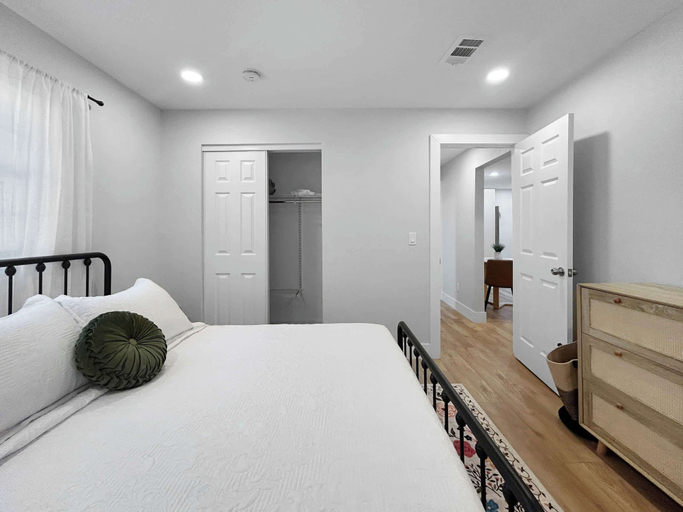 Room 3, Casa De Campo Unit B Up to 3, Hillsborough