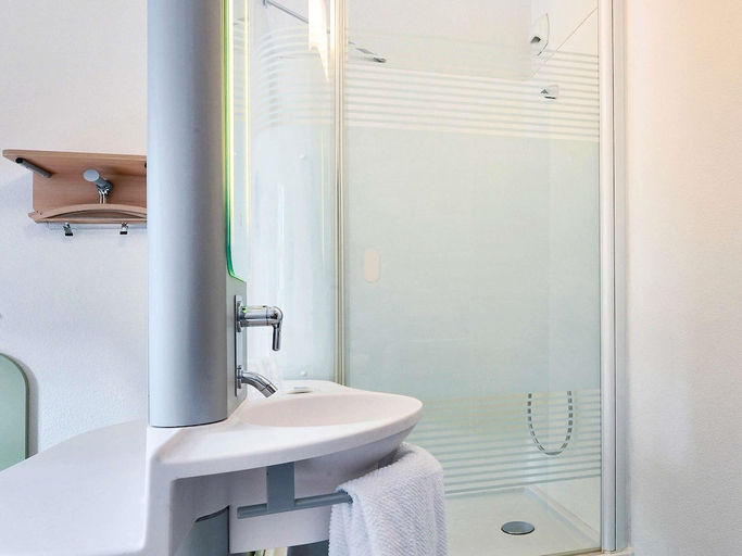 Bathroom 4, ibis budget Grenoble Sud Seyssins, Isère