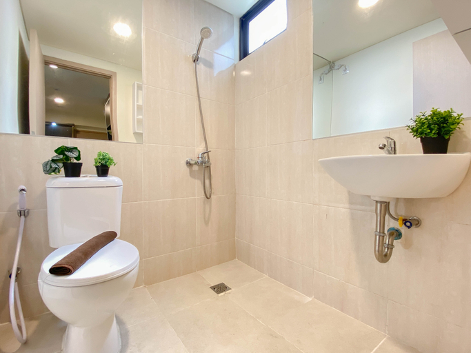 Bathroom 2, Serene Look 2BR Apartment Meikarta District 2 By Travelio, Cikarang