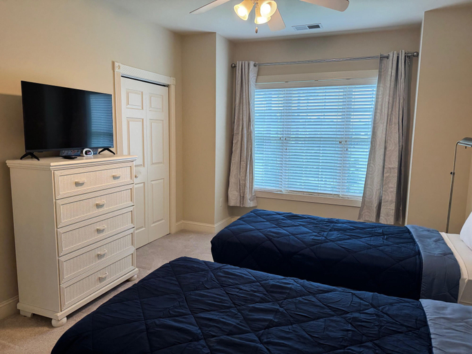 Interior 3, Magnolia Pointe Luster Leaf 4894-301, Horry