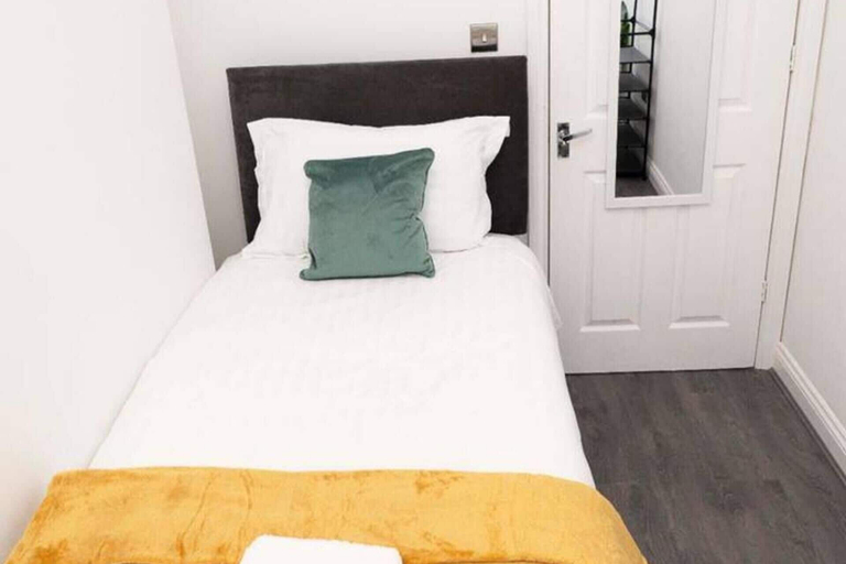 Room 2, Near Transport - Parking - Wifi - Sleeps 3, Newcastle upon Tyne