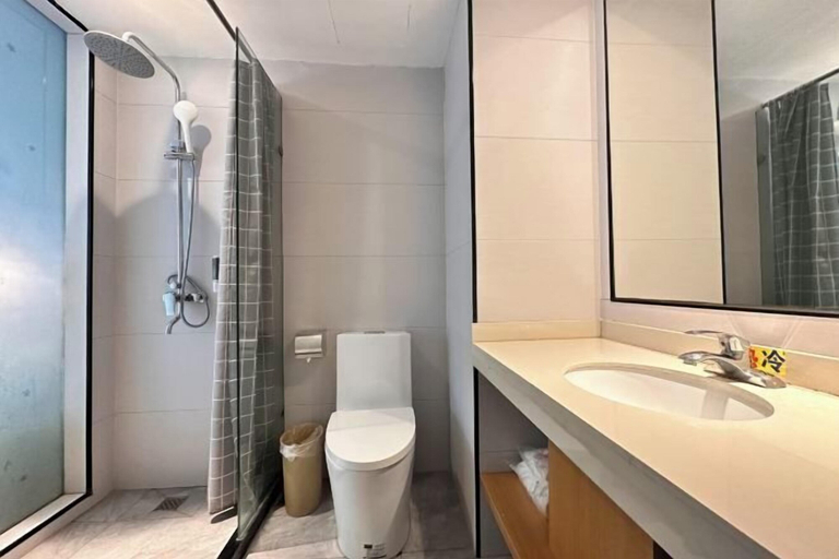 Bathroom 2, Super 8 Hotel Select (Zhenjiang Xuefu Road Store), Zhenjiang
