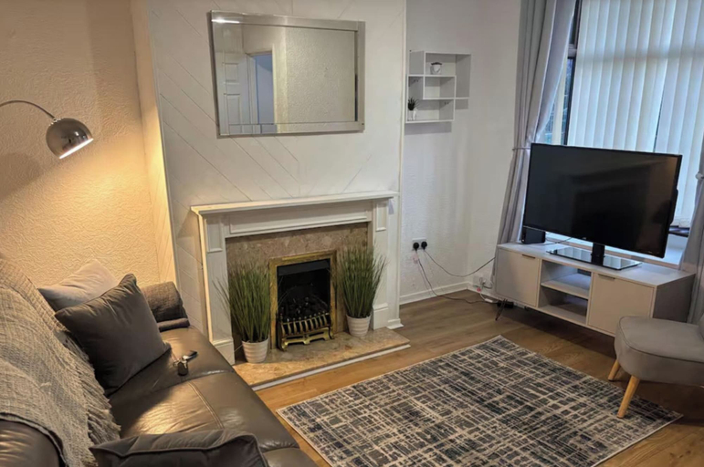 Living area, 2 Bed - Sleeps 4 - Garden - Free Parking, Wolverhampton