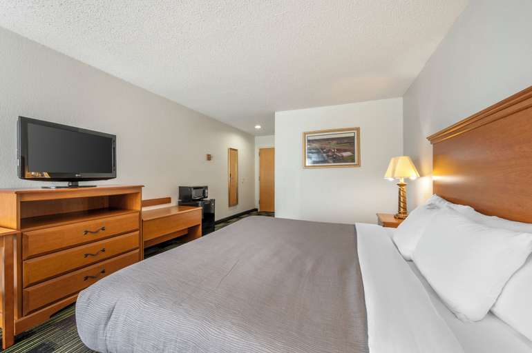 Bedroom 4, Quality Inn & Suites Near Amish Country, Rush