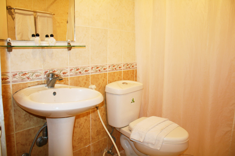 Bathroom 5, Lourdes Suites Makati powered by Cocotel, Makati City